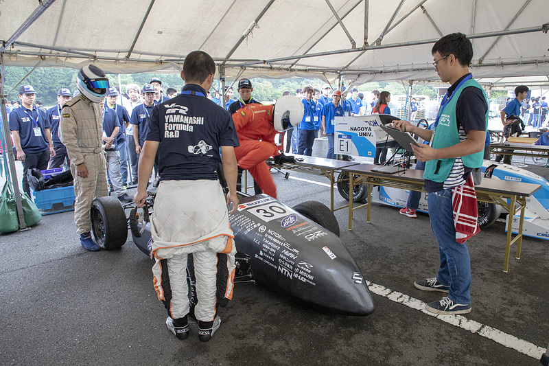 万が一のときのためにドライバーの脱出タイムも計測。5秒以内に降りられなければいけない