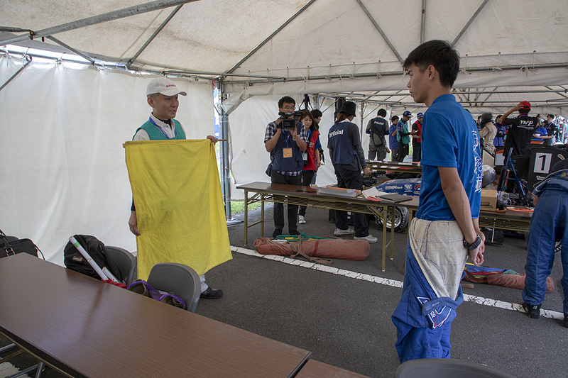 動的審査で使われるコースフラッグの意味についてもテストされる