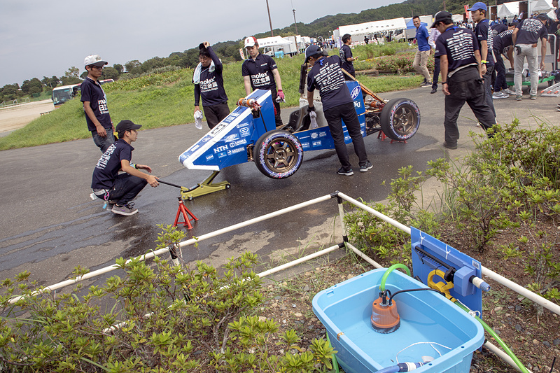 EV車はシャワーでマシンに水をかけてシステムの耐水性もチェックされる