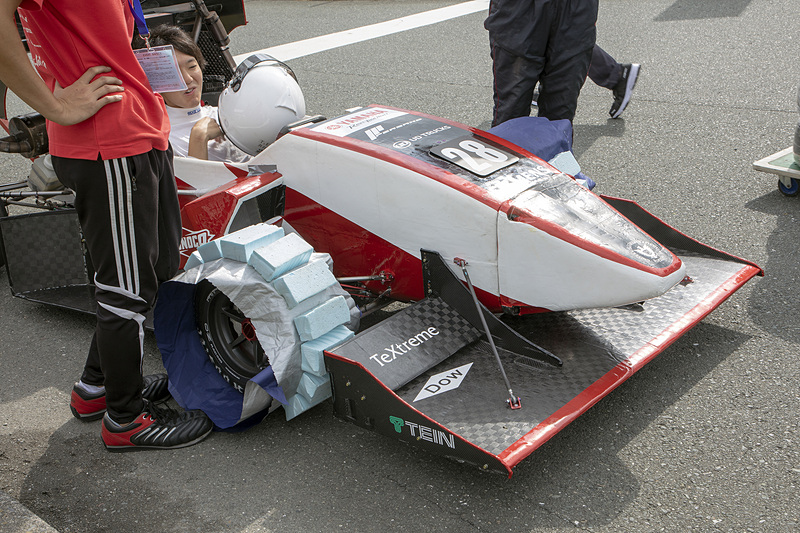 ピットから車検場までは段差があるので、車高の低いマシンは下面を擦ってしまう。そこで、スポンジなどをタイヤカバーに付け、車高を上げて移動していた