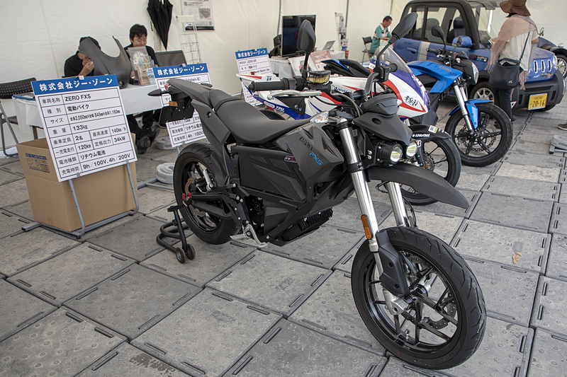 公道を走れる電動バイクも展示されていた