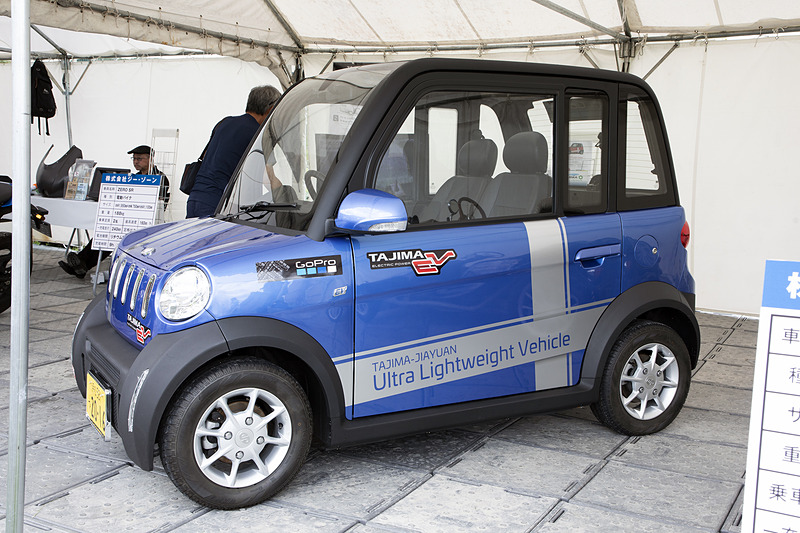 こちらはタジマEVが展示していた「タジマ・ジャイアン」という超小型EV。最高速は45km/h、バッテリーはリチウム、1度の充電で190km走行できる。予価は117万円とのこと