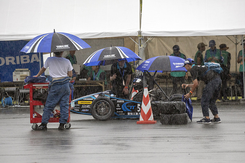 日程の後半は天気が不安定で、ときおりどしゃ降りになった