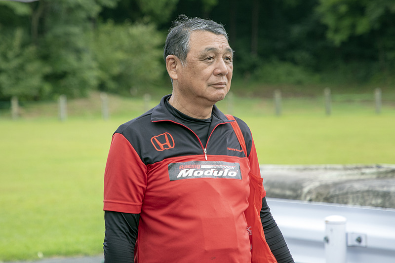 この方が玉村誠氏。「NSX」（NA1）の開発ドライバーを務めていた。NSXがニュルブルクで行なったテスト走行のインカービデオを見せてもらったが、コースインしてから1周目のフィニッシュまで、1度も修正舵を当てずにハイスピードでコースを周回するという、これまで見たことのない驚きの走りだった。本田技術研究所からホンダアクセスへ移籍し、Modulo XシリーズにつながるModuloの走りの基礎を作った