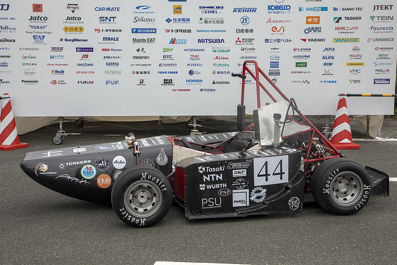 44号車 Lookprabidaチームの2018年のマシン。車体下面へ風を導入するため、ノーズを上方に立ち上げたデザインが特徴。この形状では上面がフラットになるので空気抵抗も少ないという。下面へ流れる風は車体と路面の隙間で増速し、車体を路面に吸い付ける効果を出す