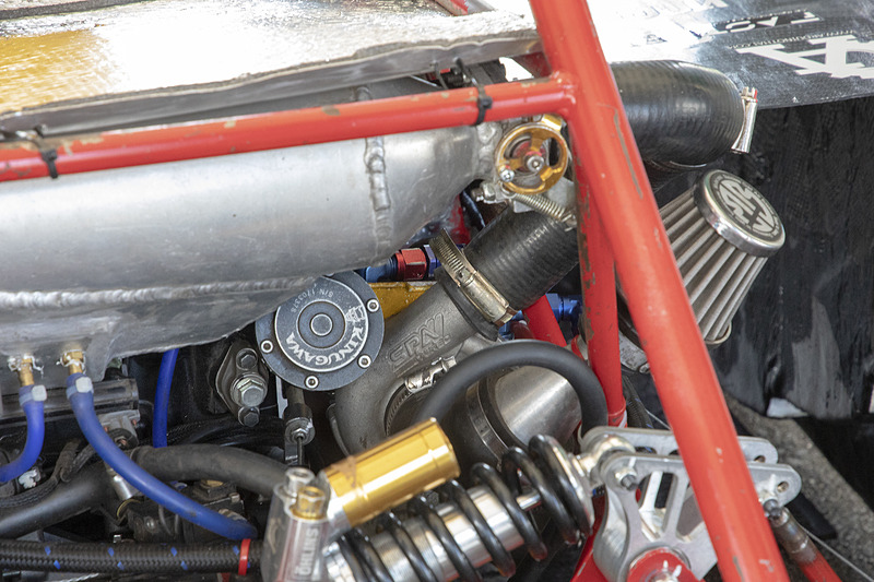 エンジンはタイのカワサキのサポートを受け、「ER-6n」という2気筒バイクのエンジンを使用し、ターボを装着。エンジン制御はレース用ECUを使う