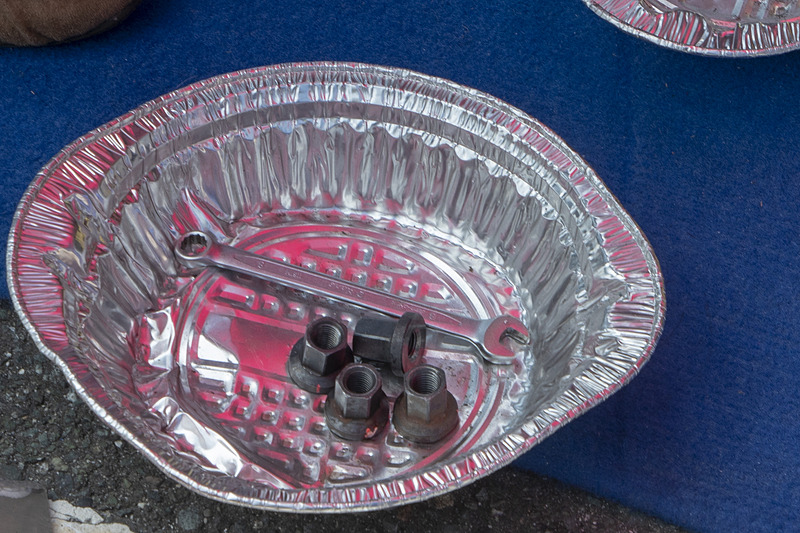 外したネジ類をトレーに入れて管理。こういうことも玉村氏が教えた。作業中は整理整頓されていて、クルマのまわりを歩いても足で何かを踏んだり、蹴ったり、またいだりするようなことのない機能的な作業環境だった。この面では他のチームより優れていたと感じた