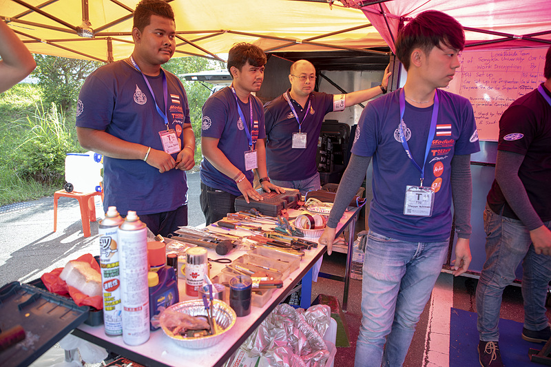 身体の大きい彼が工具担当。作業内容を見て使用するであろうと思われる工具を選択して机に並べておく。これにも感心、すごいことだ