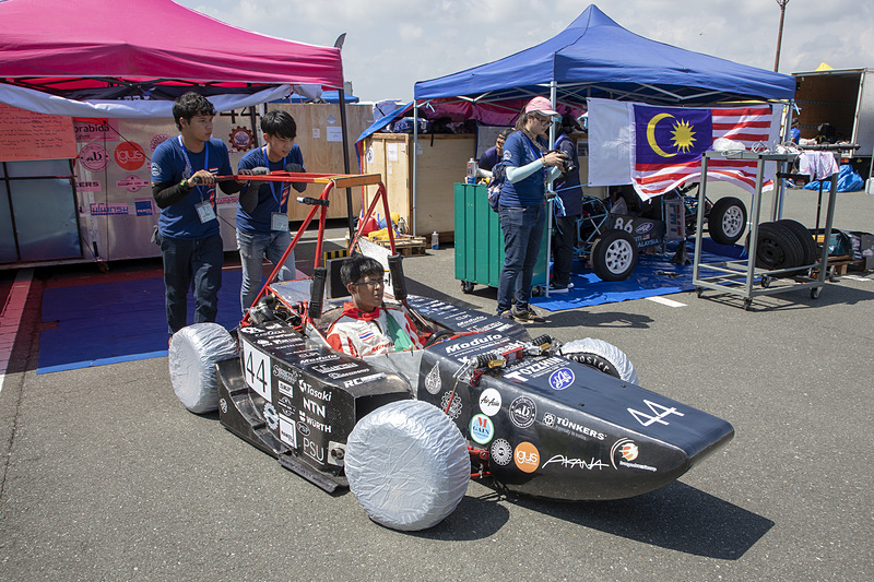 車検には技術面と、重量やブレーキテストなどを見る2つの検査がある。そこでまずは、技術車検に臨むソンクラー大学チーム。検査は規定どおりに作ってあるかを見るだけでなく、作り方に関してのアドバイスもある。ここで給油口のパイプ内径が規定値より狭いという指摘を受ける。そこまで見るか、というのが率直な感想。学生フォーミュラはすごい