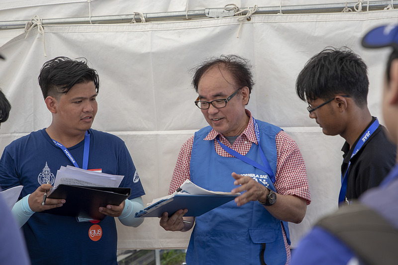 車検には技術面と、重量やブレーキテストなどを見る2つの検査がある。そこでまずは、技術車検に臨むソンクラー大学チーム。検査は規定どおりに作ってあるかを見るだけでなく、作り方に関してのアドバイスもある。ここで給油口のパイプ内径が規定値より狭いという指摘を受ける。そこまで見るか、というのが率直な感想。学生フォーミュラはすごい