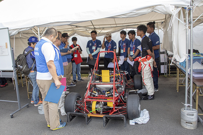 車検には技術面と、重量やブレーキテストなどを見る2つの検査がある。そこでまずは、技術車検に臨むソンクラー大学チーム。検査は規定どおりに作ってあるかを見るだけでなく、作り方に関してのアドバイスもある。ここで給油口のパイプ内径が規定値より狭いという指摘を受ける。そこまで見るか、というのが率直な感想。学生フォーミュラはすごい
