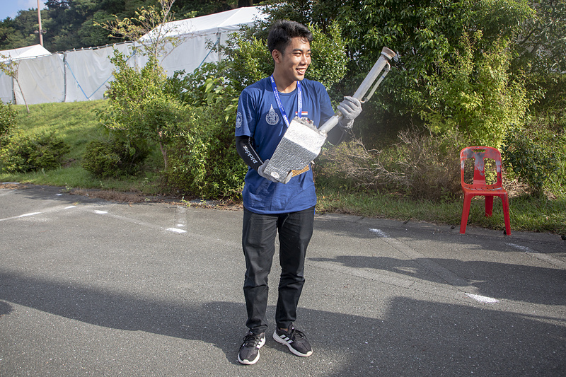 電動ドリルにリーマーを付けて内径を削るが、その前にタンク内の燃料を抜き、気化するものがないように洗浄剤でしっかりと洗う