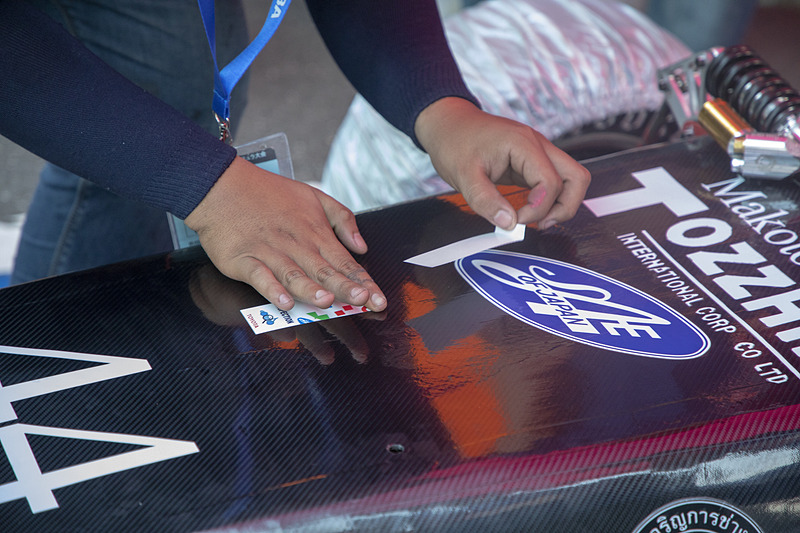 指摘された部分を修正後、組み直して再びチェックしてもらう。今度は合格をもらい、技術車検OKのステッカーが貼られた。ただ、この時点で17時過ぎとなり、この日はここで撤収