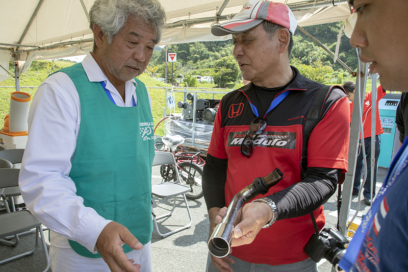 もう1つ修正したことがあった。それが排気口のレイアウト。カウル内に排気が漏れる長さだったので、マフラーエンドがカウルから確実に出るまでエンドを延長した。この作業は学生フォーミュラ側が用意している「修理工房」で行なう。スタッフにはメーカーOBもいて、今回は本田技研工業とトヨタ自動車が担当
