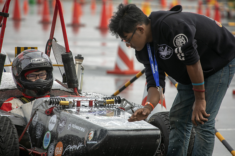 ブレーキの検査は第2ドライバーのタナワさんが乗車。彼はこのマシンにあまり乗れていないので、少しでも慣れるためのこと