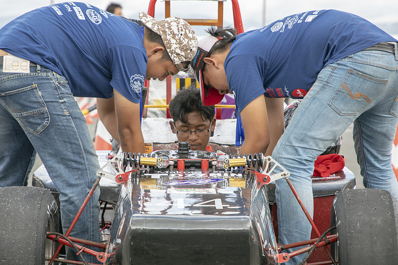これはスキッドパッドを走る44号車。加減速や切り返し時の車体の挙動がスムーズに見えた