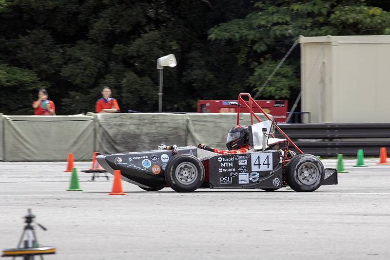 これはスキッドパッドを走る44号車。加減速や切り返し時の車体の挙動がスムーズに見えた