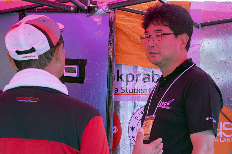 ホンダアクセス広報の石井氏。正面に出るのではなく影ながら応援するという感じのスタイルだが、学生たちからは感謝されていて、石井氏がテントに来たときは総員で挨拶、お土産のチームシャツなどを渡していた