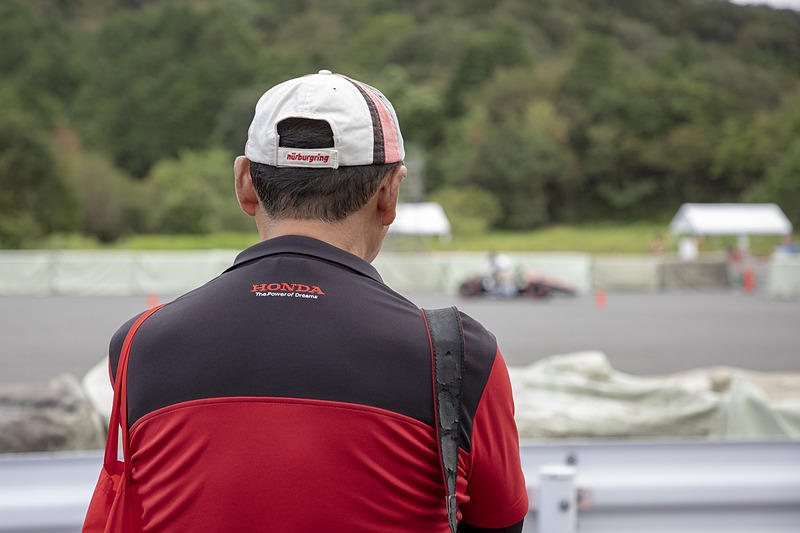 44号車の走行を見つめる玉村氏。素人目には快調に走っているように見えたが「動きがわるい。クルマが跳ねている」と指摘。急きょ減衰力のデータを確認して減衰力の変更を提案する