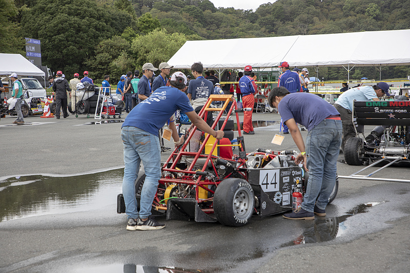 動的審査に向けてコースでの練習をするために並ぶが、アクシデントがあったり雨が降ったりして何度か中断される。そうこうしている間に練習走行時間が終了して解散を伝えられる。素直に従う学生だが、運営側は残り時間を見れば待機列を消化できないのは分かると思うので、もっと早い段階で伝えてあげられないものだろうか。ここは改善してあげてほしい部分と感じた