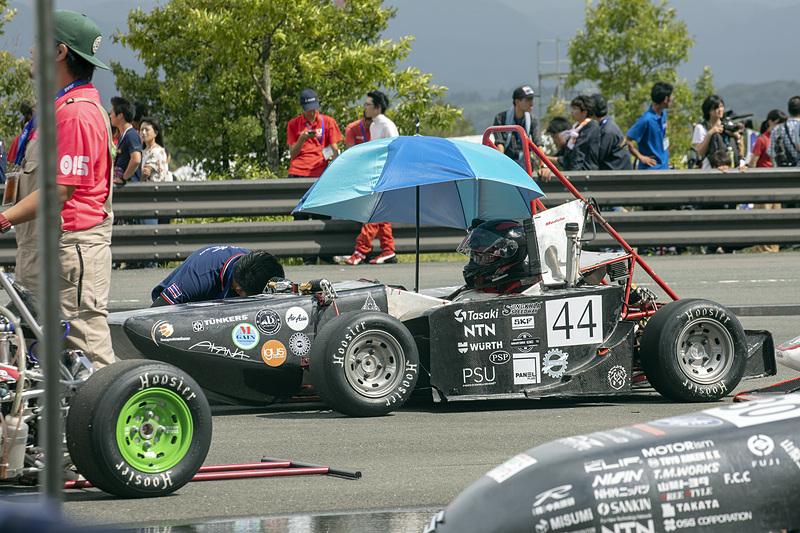 写真を見て分かるように、走る前は晴れ。ところが急な豪雨で急きょレインタイヤの出番となったが、短時間でやんだので再びスリックへ戻す