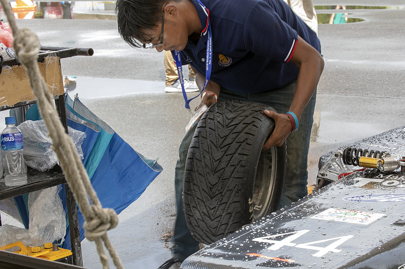 写真を見て分かるように、走る前は晴れ。ところが急な豪雨で急きょレインタイヤの出番となったが、短時間でやんだので再びスリックへ戻す
