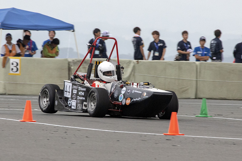 ところどころ濡れているが、44号車は持ち前の動きのよさを生かしていいペースで駆け抜けた。そして22位という好位置に付けた