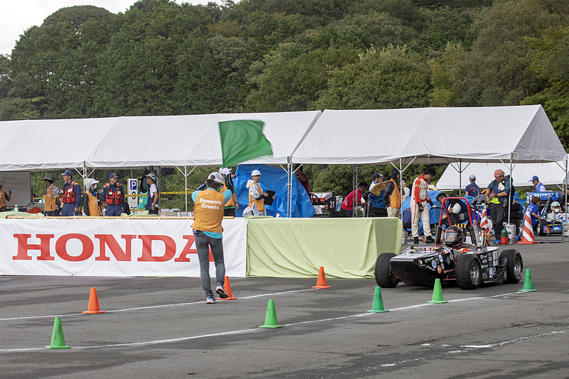 エンデュランスがスタート。まずはタナワさんが走る。コースはところどころウエット