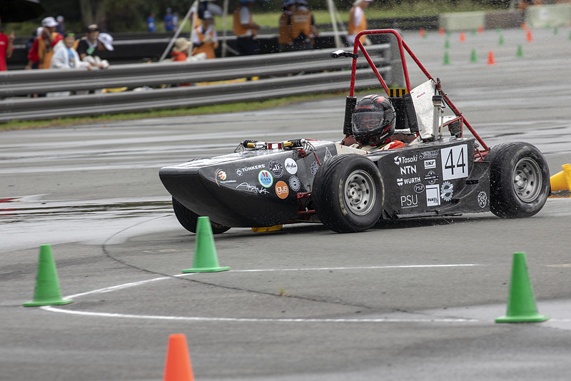 よく見ると車体下にパイロンを巻き込んでいる。この手のミスが多く出てしまい、タイムが加算された