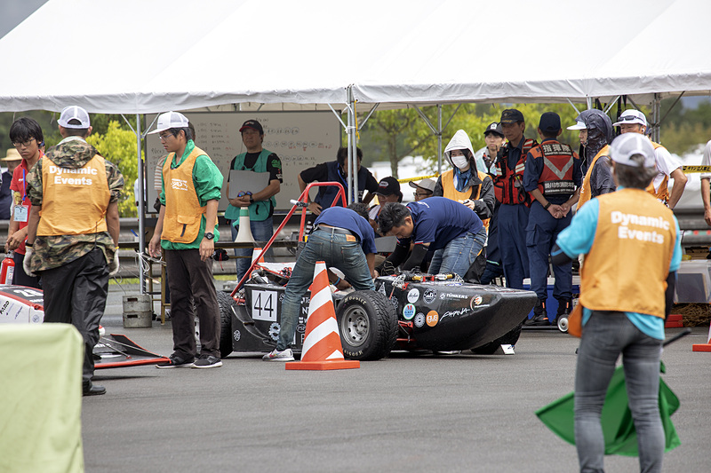 そしてドライバー交代。一定時間止まることを義務付けられているので、ドライバー交代の速さは勝敗に関係ない