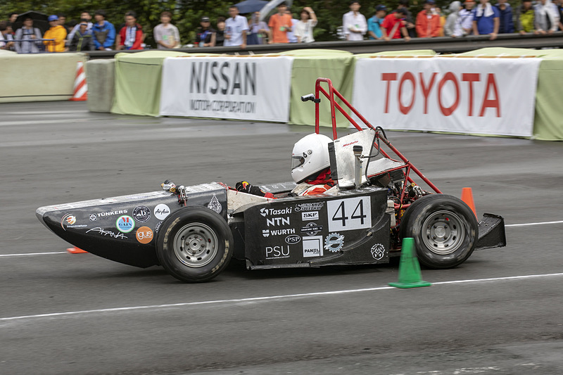 ビッグさんが2番手で出る。ペースは上がったがこちらも滑る路面とタイヤに苦労していた