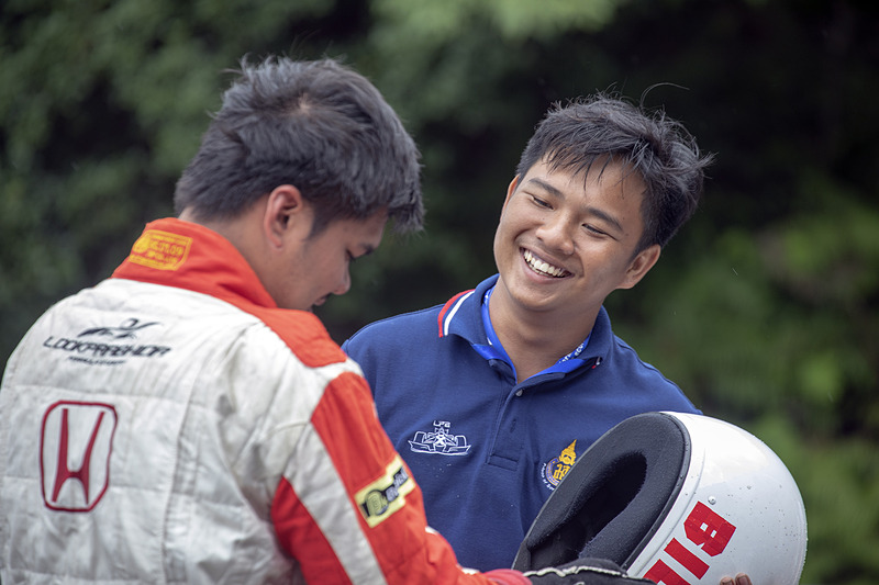 悔しがるビッグさんに声をかけるチェスラコンさんだが、ピットに戻ってもしばらく笑顔はなかった