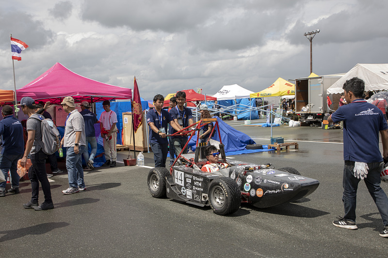 悔しがるビッグさんに声をかけるチェスラコンさんだが、ピットに戻ってもしばらく笑顔はなかった