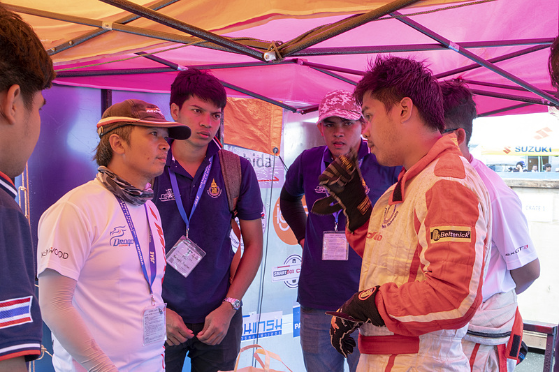 悔しがるビッグさんに声をかけるチェスラコンさんだが、ピットに戻ってもしばらく笑顔はなかった