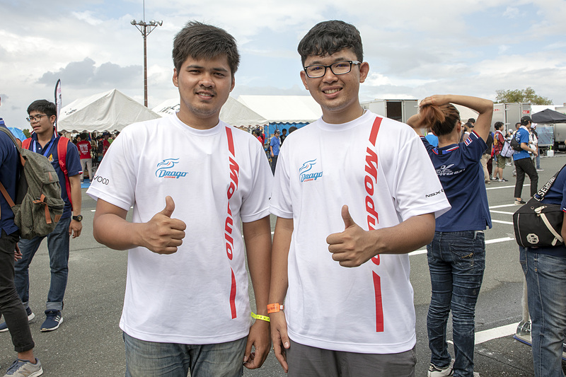 しばらくして落ち着いたドライバーの2人に感想を聞いてみた。左がビッグさんで、右がタナワさん。2人からは「ウエットは不慣れだったし、サスペンションのセッティングもドライ用だったので苦労した」とのこと。しかし、リタイアだった去年と比べて完走できたことはうれしいと語ってくれた