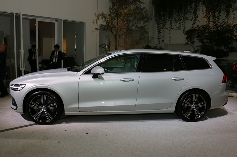 ボディサイズは4760×1850×1435mm（全長×全幅×全高）、ホイールベースは2870mm。車両重量は1700kg（展示車はオプションの電動パノラマ・ガラス・サンルーフを装着しており1720kg）