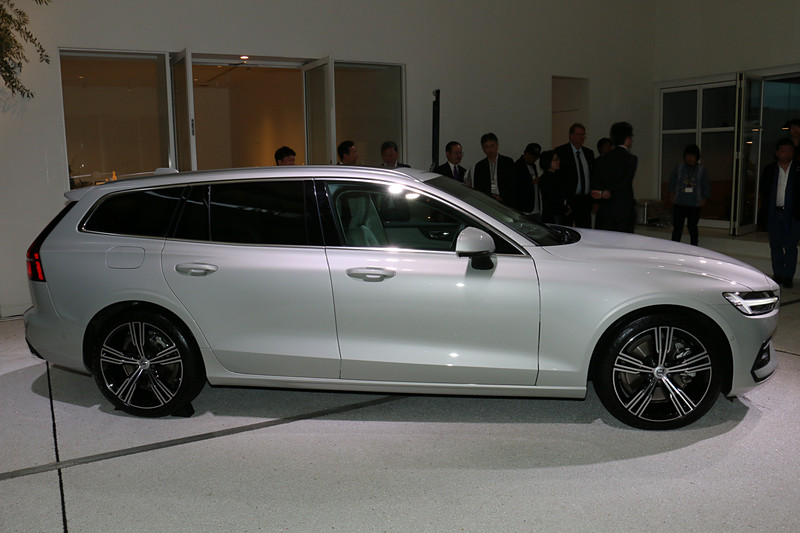 ボディサイズは4760×1850×1435mm（全長×全幅×全高）、ホイールベースは2870mm。車両重量は1700kg（展示車はオプションの電動パノラマ・ガラス・サンルーフを装着しており1720kg）