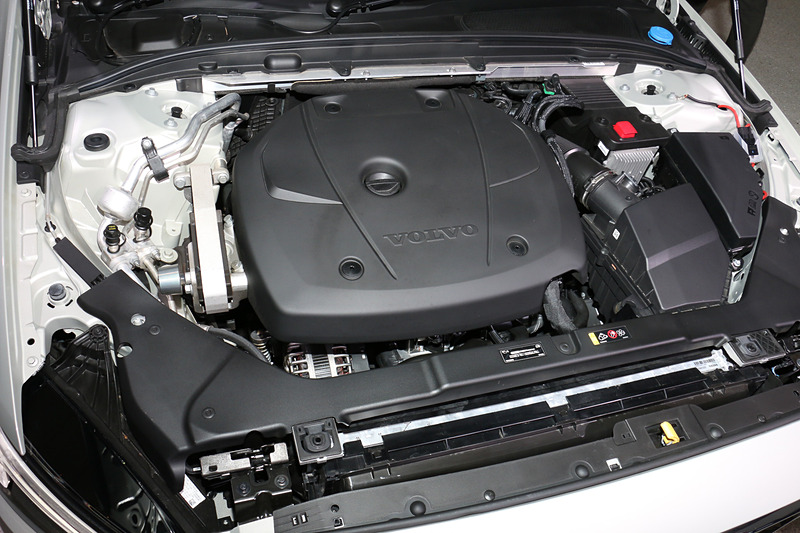 最高出力187kW（254PS）/5500rpm、最大トルク350Nm（35.7kgfm）/1500-4800rpmを発生する直列4気筒DOHC 2.0リッター直噴ターボ「B420T23」型エンジンを搭載