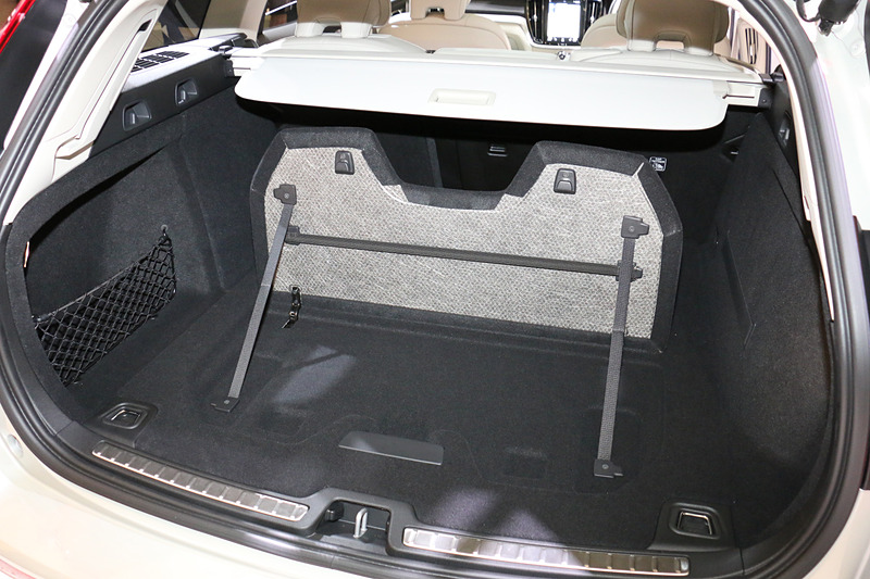 ラゲッジスペース容量は529L。フロアボードに直立するセパレーターを備えるほか、フロア下も収納スペースとなっている