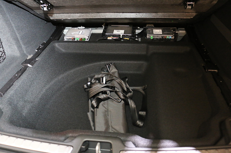 ラゲッジスペース容量は529L。フロアボードに直立するセパレーターを備えるほか、フロア下も収納スペースとなっている