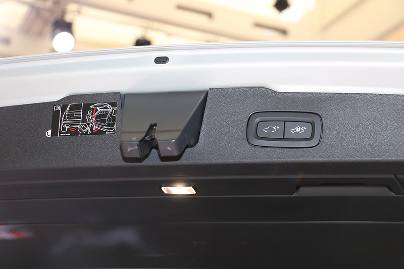 パワーテールゲートは足下でのハンズフリー操作でも開閉可能