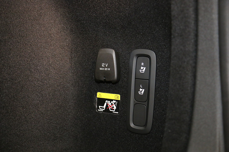 ラゲッジスペース右側面に「ワンタッチ分割可倒式シートバック」のスイッチを設定。スイッチを押してシートバックを前方に倒すと、最大1141Lまでラゲッジスペースが拡大する