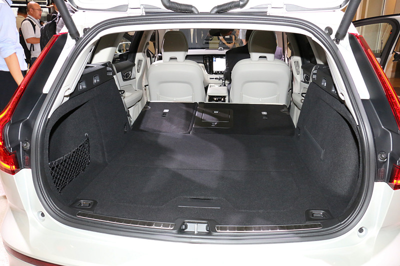 ラゲッジスペース右側面に「ワンタッチ分割可倒式シートバック」のスイッチを設定。スイッチを押してシートバックを前方に倒すと、最大1141Lまでラゲッジスペースが拡大する