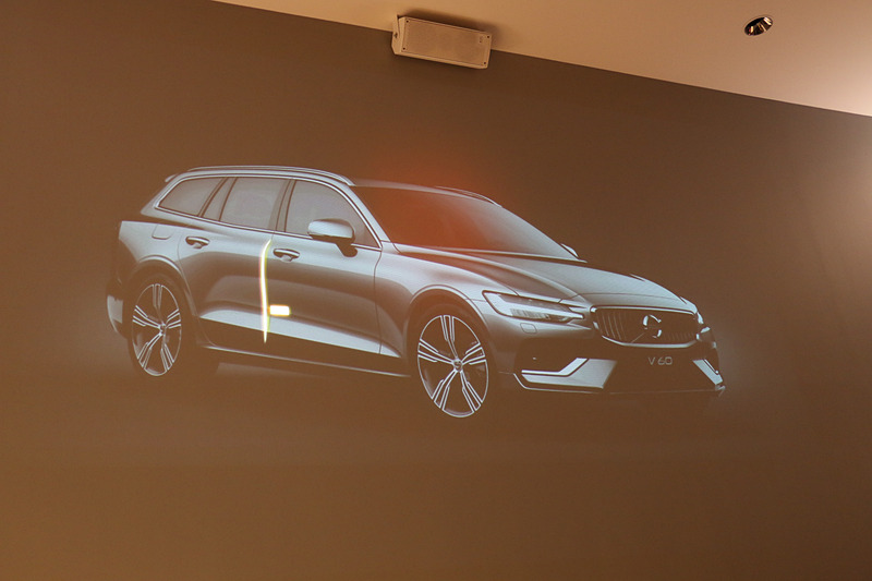 下側ヒンジをこれまで（写真左）より低い位置（写真中央）に移動させることで、ドアパネルを大きく内側に湾曲させることが可能になった