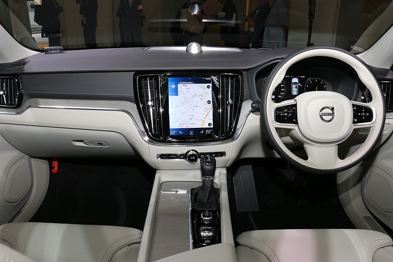 T5 Inscriptionのインパネ。ステアリングは全車本革巻きとなる