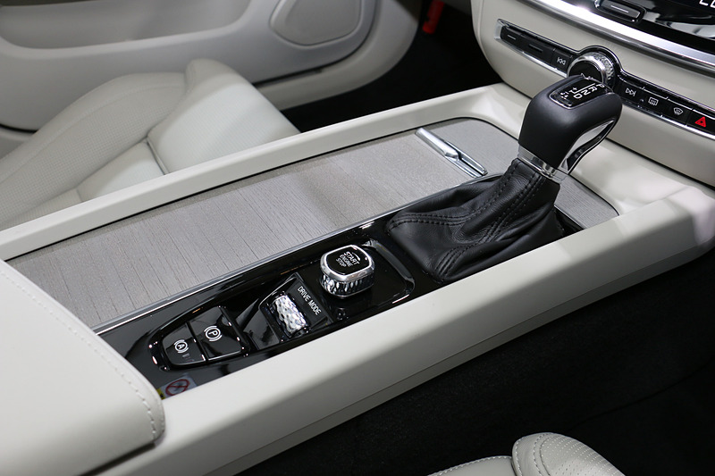 シフトセレクターの後方に、回転操作によるエンジンスタート＆ストップスイッチやドライブモードのセレクトダイヤルをレイアウト