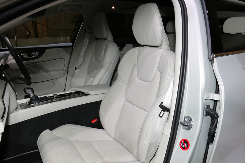 T5 Inscriptionはパーフォレーテッド・ファインナッパレザーシートを採用。シートカラーは写真の「ブロンド」のほか、「アンバー」「チャコール」の3種類がボディカラーに合わせて設定される