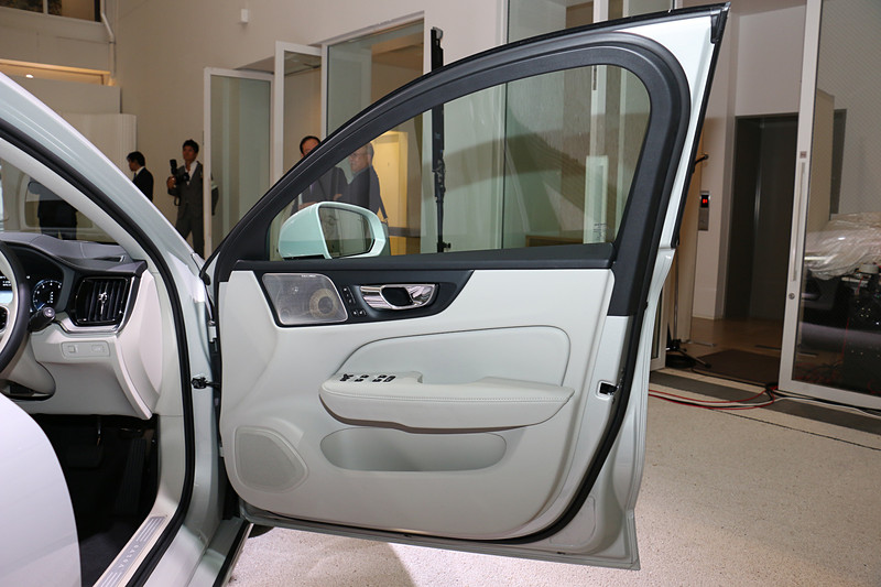 前後ドアのドアトリム