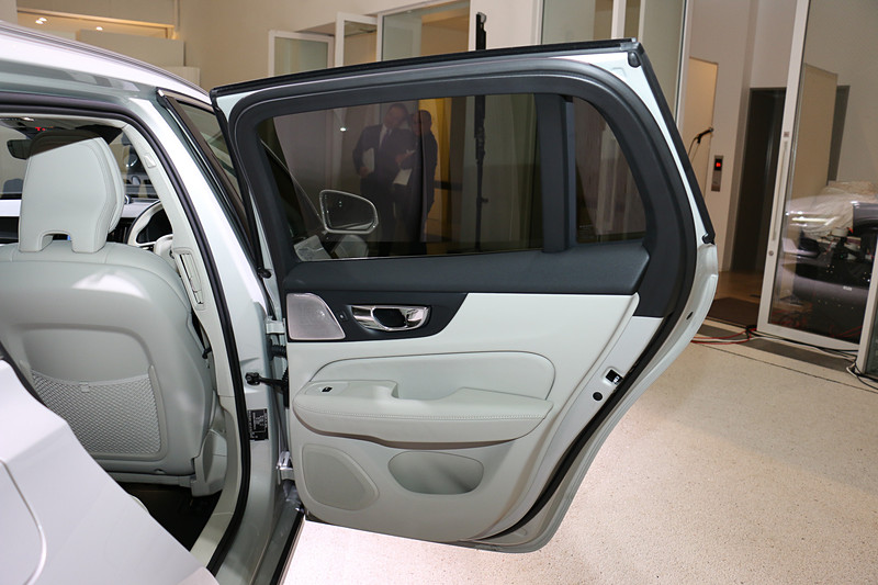 前後ドアのドアトリム