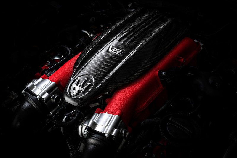 最高出力434kW（590PS）/6250rpm、最大トルク734Nm/2500rpmを発生するV型8気筒 3.8リッターツインターボエンジンを搭載して、トランスミッションにはZF製8速ATを組み合わせる。0-100km/h加速は3.9秒、最高速は304km/hを達成